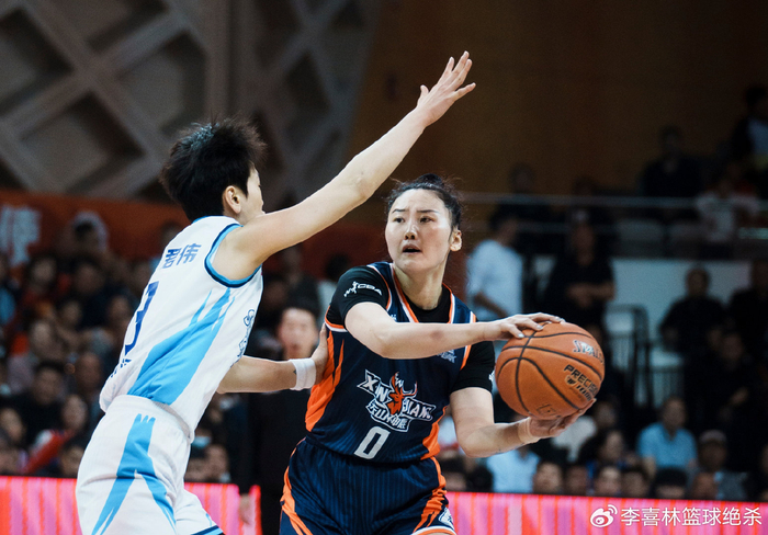 31岁MVP武桐桐季后赛场均16分11助攻引热议，宫鲁